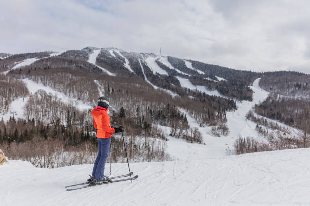 mujer esquiadora. esquí alpino - esquiador mirando la vista de la montaña contra los árboles cubiertos de nieve y esquiar en invierno. mont tremblant, quebec, canadá - laurentian moutains fotografías e imágenes de stock