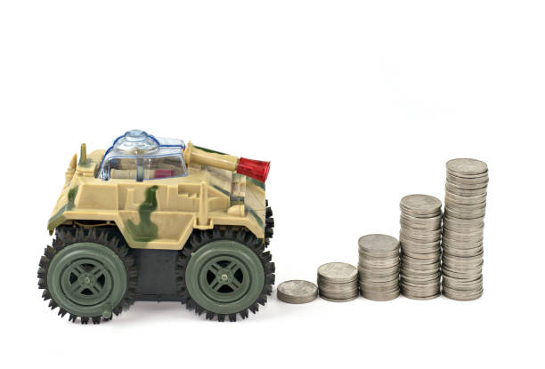 czołg i stos srebrnych monet wojskowa koncepcja budżetu izolowana na białym tle. - currency crime gun conflict zdjęcia i obrazy z banku zdjęć