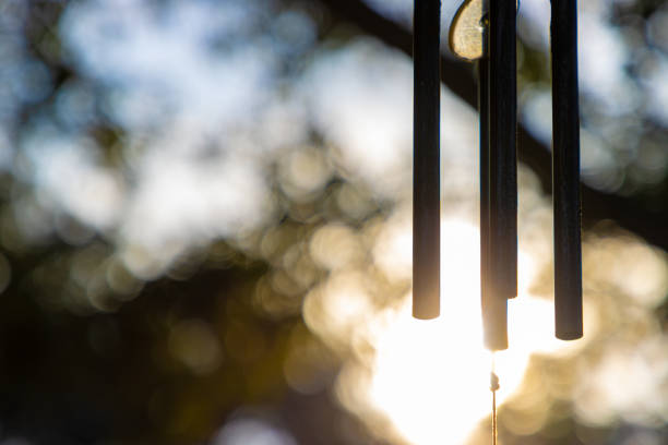 campanada de viento al atardecer - carillon fotografías e imágenes de stock