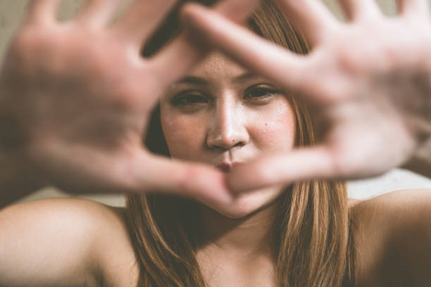 mujer estirando su mano para protegerse, mujer triste sentada sola sintiéndose mal. - hopelessness pensive teenager adolescence fotografías e imágenes de stock