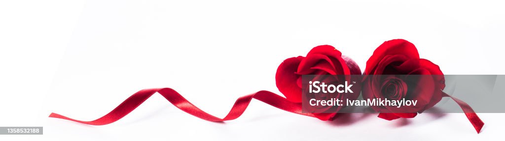 Dos rosas rojas en forma de corazón - Foto de stock de Acontecimiento libre de derechos Dos rosas rojas en forma de corazón - Foto de stock de Acontecimiento libre de derechos