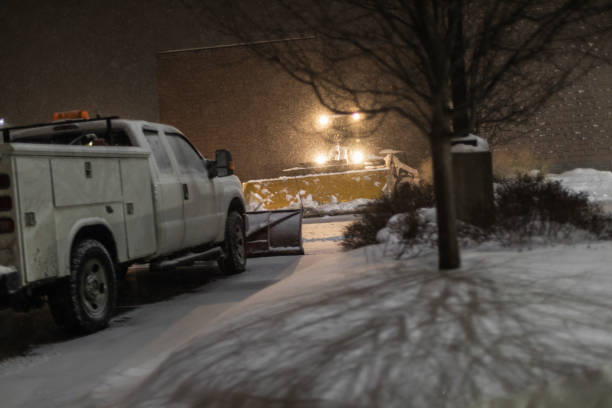 pługi śnieżne na parkingu night blizzard snow storm - snowplow snow parking lot pick up truck zdjęcia i obrazy z banku zdjęć