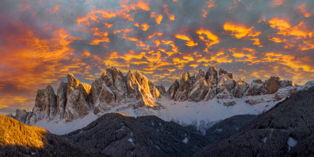 - geislergruppe - sunrise european alps mountain alpenglow stock-fotos und bilder