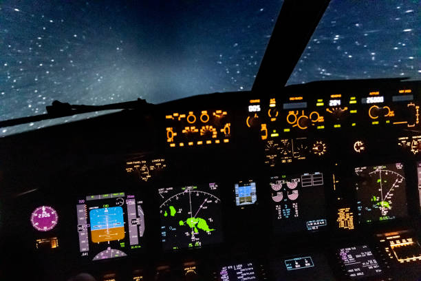 боинг 737 полетная палуба - cockpit pilot night airplane стоковые фото и изображения