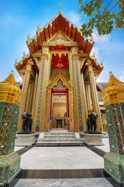 belas artes douradas e arquitetura do templo ratchabophit o antigo lugar da herança em bangkok, tailândia - golden temple - fotografias e filmes do acervo