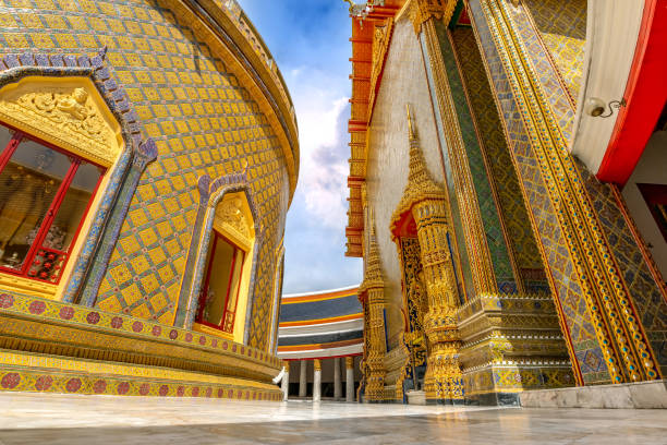 belas artes douradas e arquitetura do templo ratchabophit o antigo lugar da herança em bangkok, tailândia - golden temple - fotografias e filmes do acervo