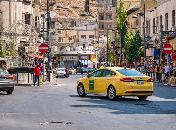 żółta taksówka na ruchliwych ulicach ammanu. - amman zdjęcia i obrazy z banku zdjęć