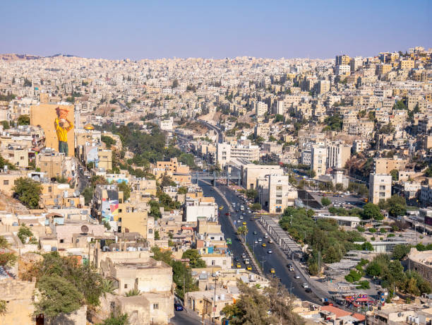 vue aérienne avec la ville animée d’amman. - motor vehicle outdoors crowd landscape photos et images de collection