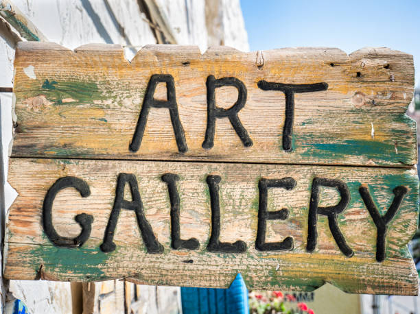 placa de madeira da galeria de arte em amã, jordânia - 2498 - fotografias e filmes do acervo