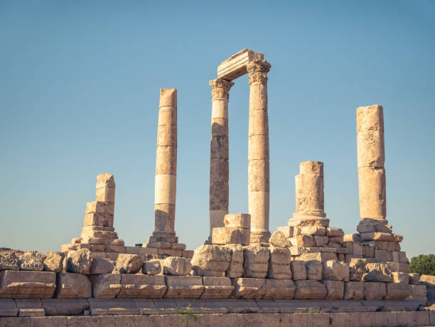 veduta dei resti del tempio romano del tempio di ercole nella cittadella di amman, in giordania - temple of heracles foto e immagini stock