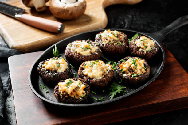 tapas de champiñones al horno rellenas de carne de pollo - baked mushrooms fotografías e imágenes de stock