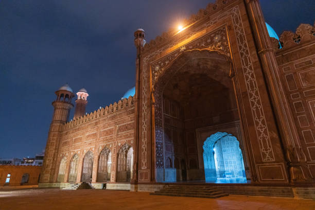istock Mosque in Lahore at night 1358559313