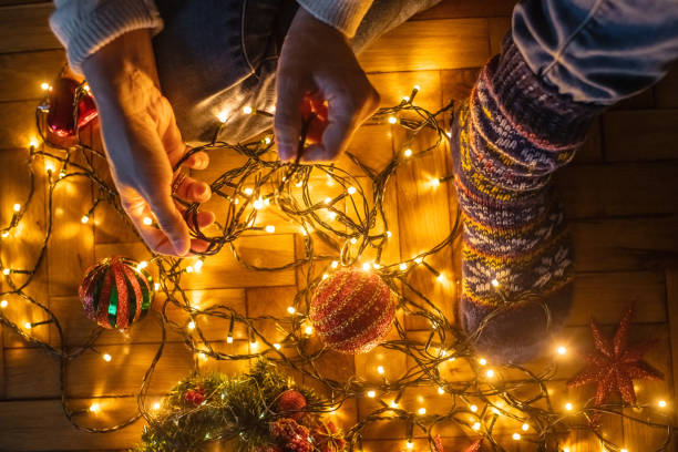 подготовка к празднованию рождества и нового года - christmas tangled christmas lights lighting equipment стоковые фото и изображения