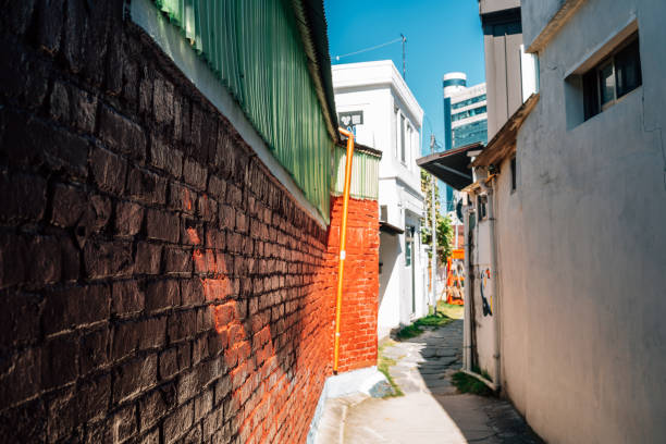 callejón de pared de ladrillo en yangnim-dong penguin village en gwangju, corea - stone narrow street blue sky back alley fotografías e imágenes de stock