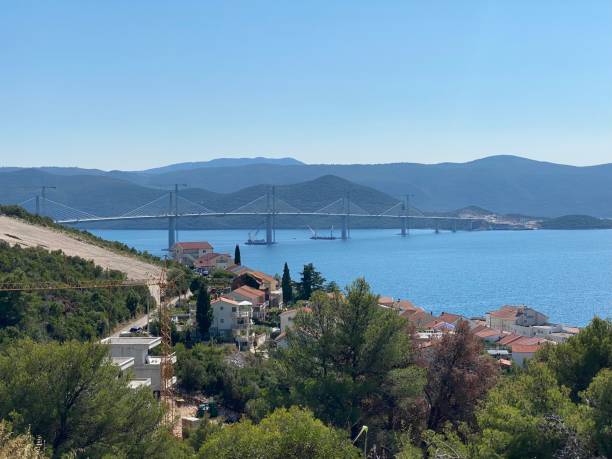 condado dividido - dalmácia croácia - pelješac - ponte entre o corredor neum e ploce - ploce - fotografias e filmes do acervo