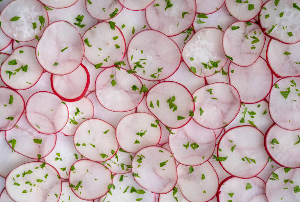 fatias de rabanete salada de alimentos frescos com azeite e salsa - red radish horizontal still life full frame - fotografias e filmes do acervo