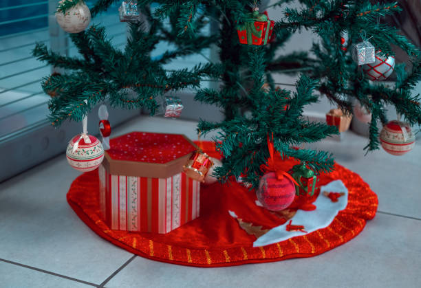 decorated christmas tree - vibrant color new traditional culture saturated color imagens e fotografias de stock