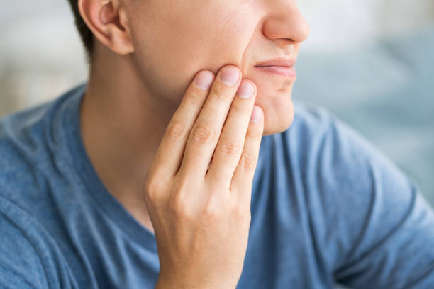 歯痛、親知らずの歯周病を持つ男性 - 歯垢 ストックフォトと画像