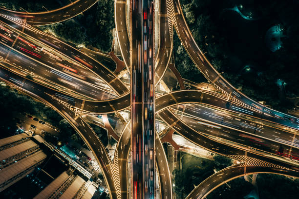 夜間の陸橋と都市交通のドローンポイントビュー - aerial view shanghai technology multiple lane highway ストックフォトと画像