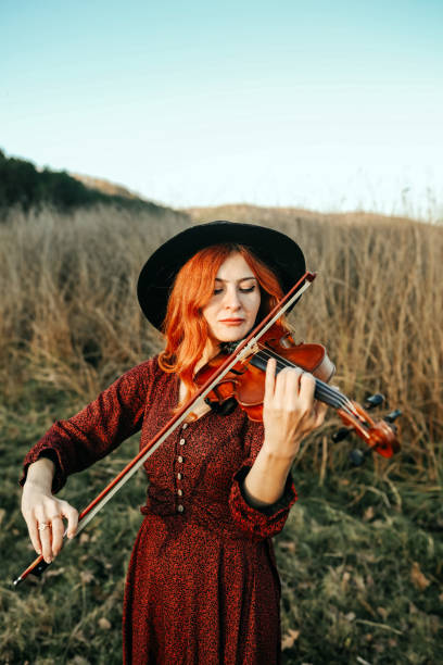 ritratto di donna musicista, violino, autunno - classical music red violin bow foto e immagini stock
