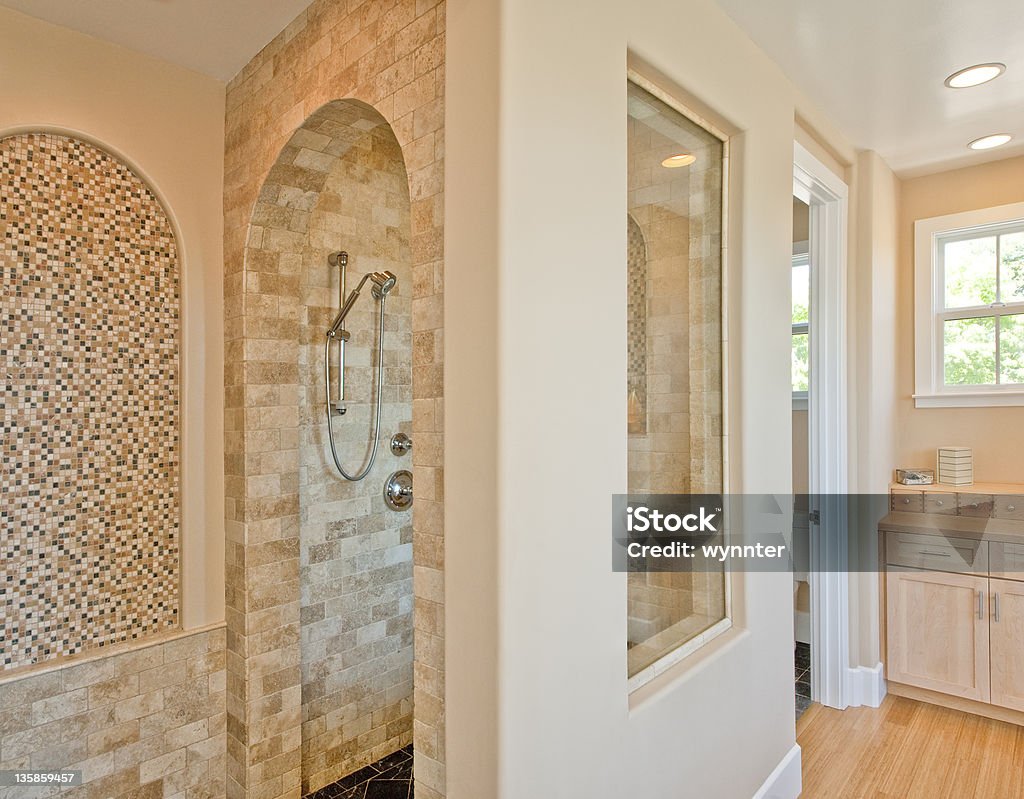 Casa de diseño Interior baño principal con ducha con azulejos de color - Foto de stock de Armario libre de derechos