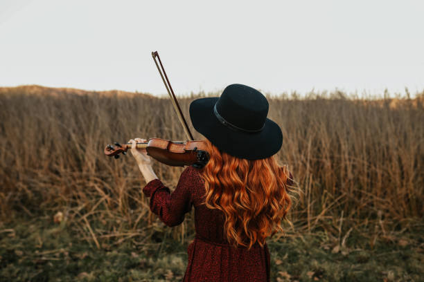 musicista donna ritratto, violino , autunno - classical music red violin bow foto e immagini stock