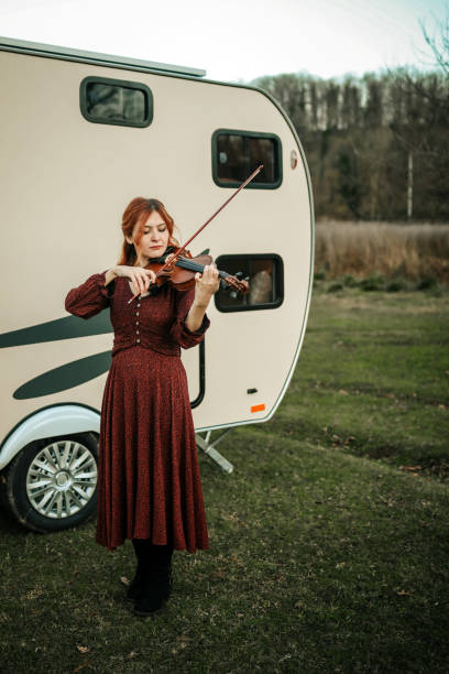 musicista donna ritratto, violino , autunno - classical music red violin bow foto e immagini stock