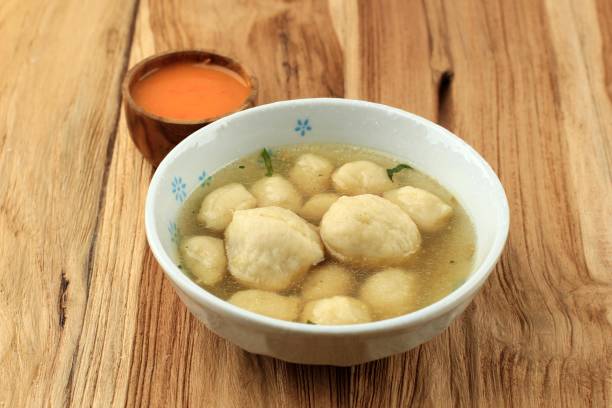 cilok kuah bakso con chile picado en el interior, albóndiga picante cilok en un tazón azul - peanut bowl nut circle fotografías e imágenes de stock