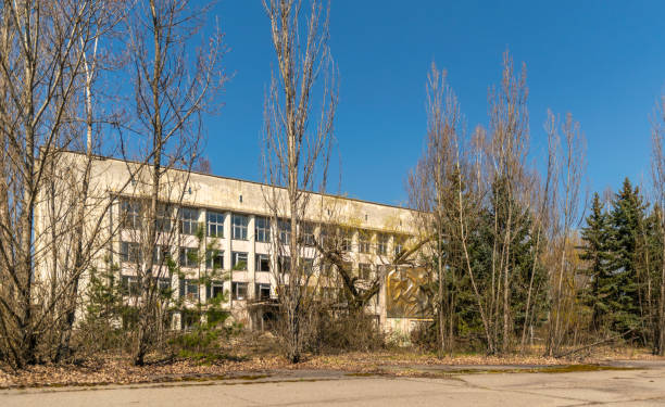 calle del pueblo fantasma abandonado pripyat. desastre nuclear de chernobyl - barred windows fotografías e imágenes de stock