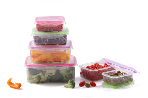 食品や果物を貯蔵するための各種プラスチック容器 - container stack ストックフォトと画像