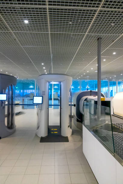 checkpoint di sicurezza aeroportuale e scanner a raggi x - airport screening foto e immagini stock