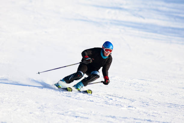 Esquiador realiza esquí de velocidad cuesta abajo - foto de stock