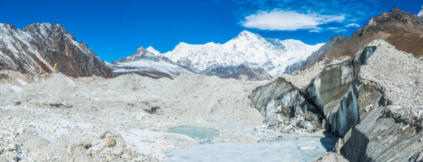 lód lodowca nepal nzungumpa pod panoramą gór cho oyu himalaya - cho oyu zdjęcia i obrazy z banku zdjęć