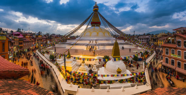 kathmandu boudha stupa boudhanath gebetsfahnen pilgerpanorama nepal - bodnath stupa stock-fotos und bilder