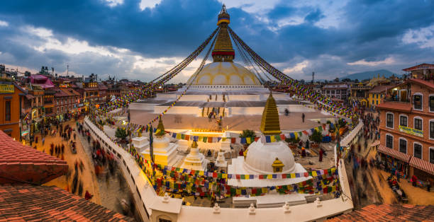 kathmandu boudha stupa boudhanath bandiere di preghiera pellegrinaggio panorama nepal - kathmandu foto e immagini stock