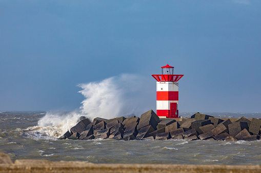 Mar del Norte en un día tormentoso a lo largo de la playa de Scheveningen photo