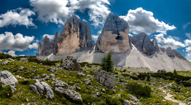 イタリアの南チロルのドロミテで山の形成トレチメディラバレド - tre cime di lavaredo ストックフォトと画像
