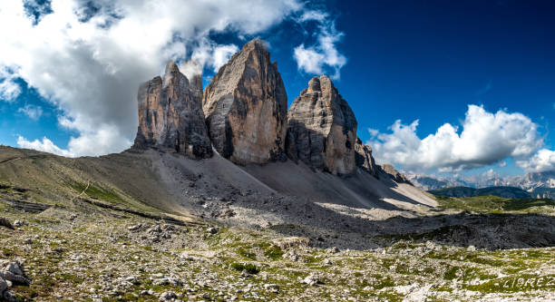 イタリアの南チロルのドロミテで山の形成トレチメディラバレド - tre cime di lavaredo ストッ��クフォトと画像