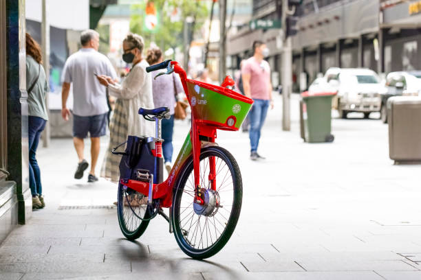 도시에서 대여용 전기 자전거, 복사 공간이 있는 배경 - travel hire bicycle australia 뉴스 사진 이미지