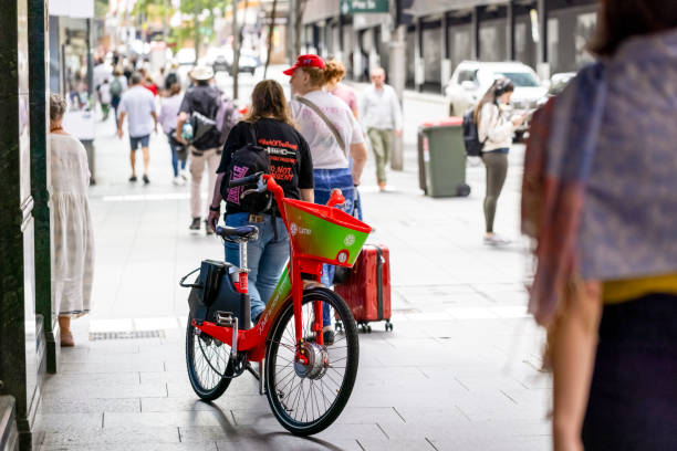 도시에서 대여용 전기 자전거, 복사 공간이 있는 배경 - travel hire bicycle australia 뉴스 사진 이미지