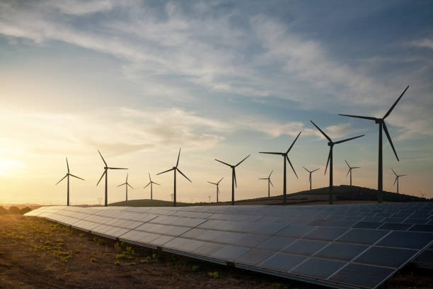 parque solar y eólico - energía sostenible fotos fotografías e imágenes de stock