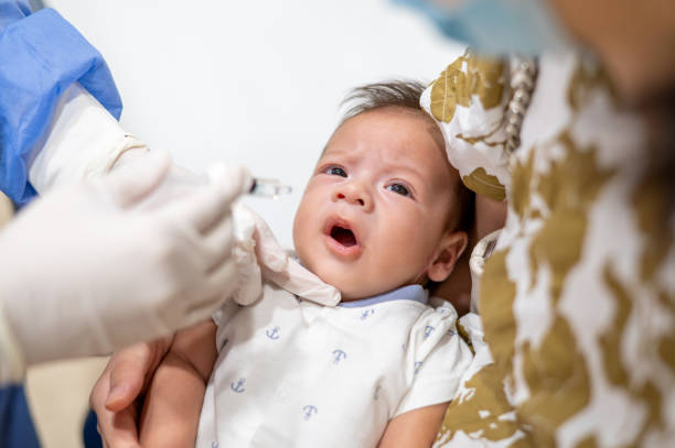 신생아 아기 는 그의 어머니에 의해 개최 병원에서 로타 바이러스 경구 백신을 복용 - rotavirus 뉴스 사진 이미지