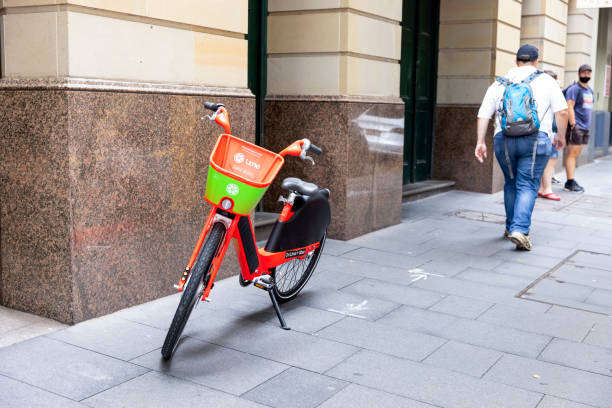 도시에서 대여용 전기 자전거, 복사 공간이 있는 배경 - travel hire bicycle australia 뉴스 사진 이미지