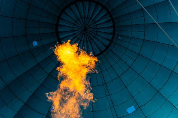 vibrante y potente llama llenando el bulbo azul textil del globo con aire caliente - blue flame natural gas fireplace fotografías e imágenes de stock