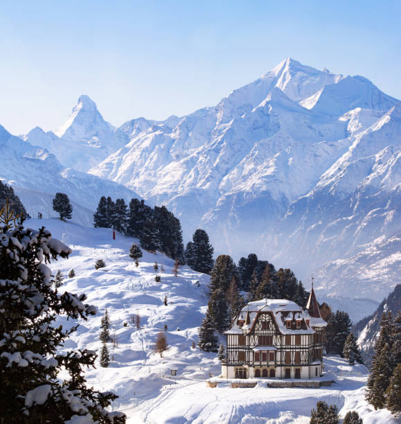 das pro naturzentrum für die grosse aletschgletscherregion - die villa cassel im winter mit dem matterhorn im hintergrund - many glacier hotel stock-fotos und bilder