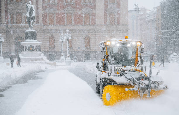 veículo de caminhão snowplow removendo neve após nevasca/tempestade de neve no centro da cidade - snowplow snow blizzard truck - fotografias e filmes do acervo