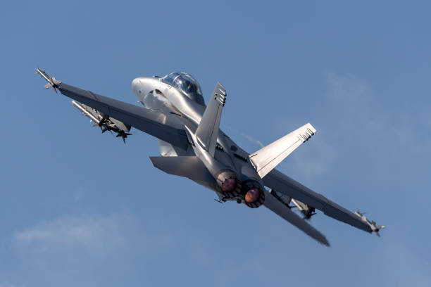 united states navy boeing f/a-18f departing farnborough airport. - f/a 18 imagens e fotografias de stock