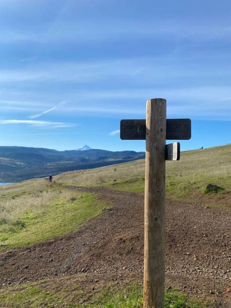 coyote wall trail junction wooden cross sign - directional sign wood sign footpath imagens e fotografias de stock