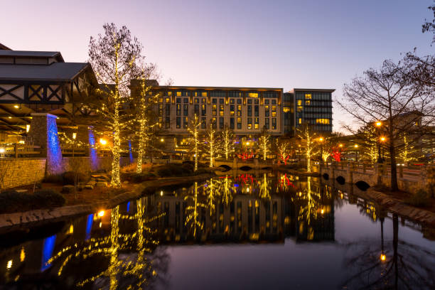 Gaylord Texan side building in Christmas illumination. Reflection in the pond at twilight Grapevine, Texas, USA - December 11th, 2021: Gaylord Texan side building in Christmas illumination. Reflection in the pond at twilight grapevine texas city stock pictures, royalty-free photos & images