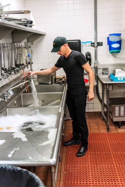 hiszpańska zmywarka w pracy - washing dishes restaurant manual worker commercial kitchen zdjęcia i obrazy z banku zdjęć